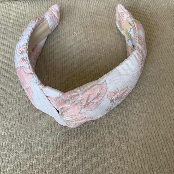 AUTUMN ADEIGBO
Brocade Headband
AUTUMN ADEIGBO - Picture 5 of 12